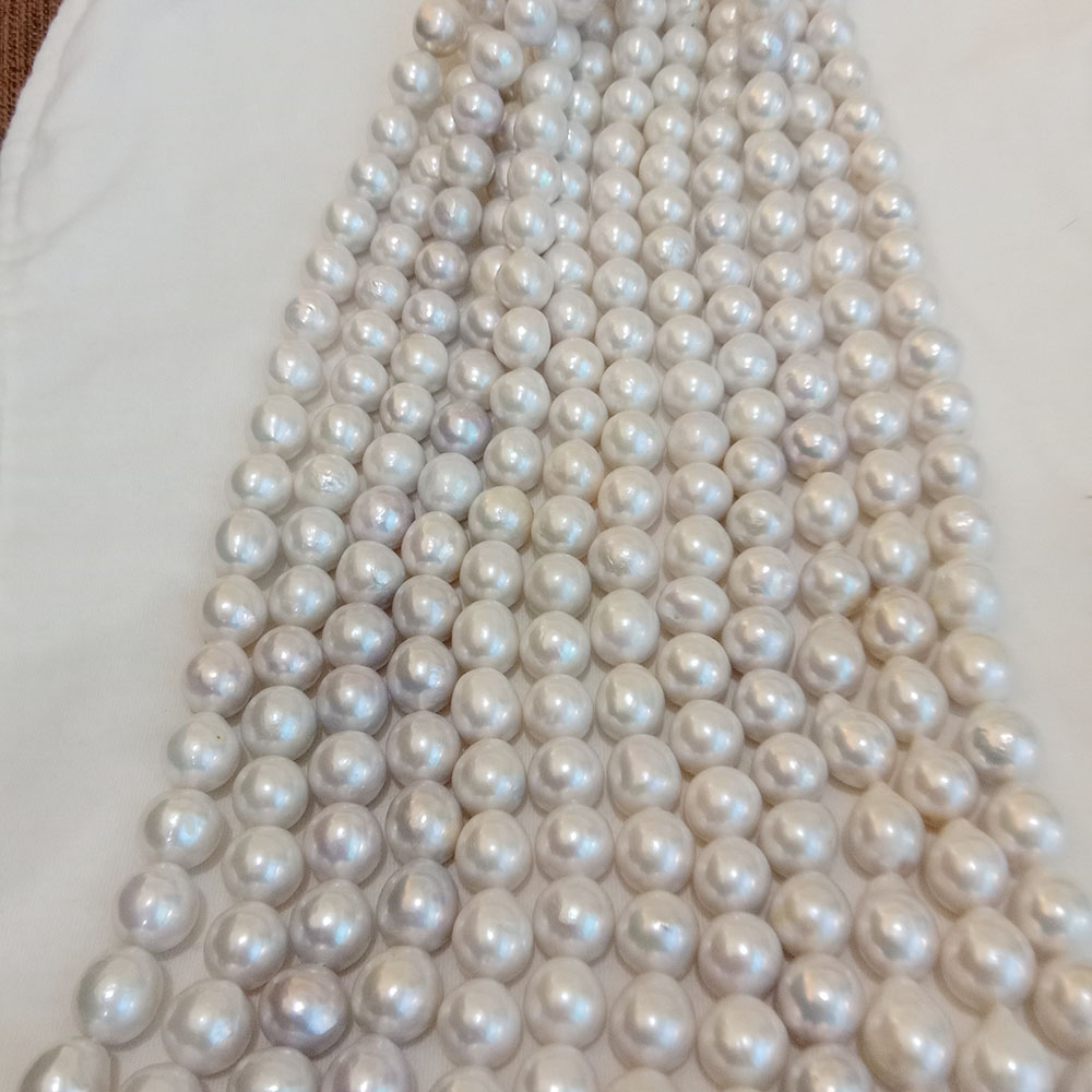 39 cm good nature baroque freshwater pearl in strand,nature white color,no any repaired, length 11-16 mm