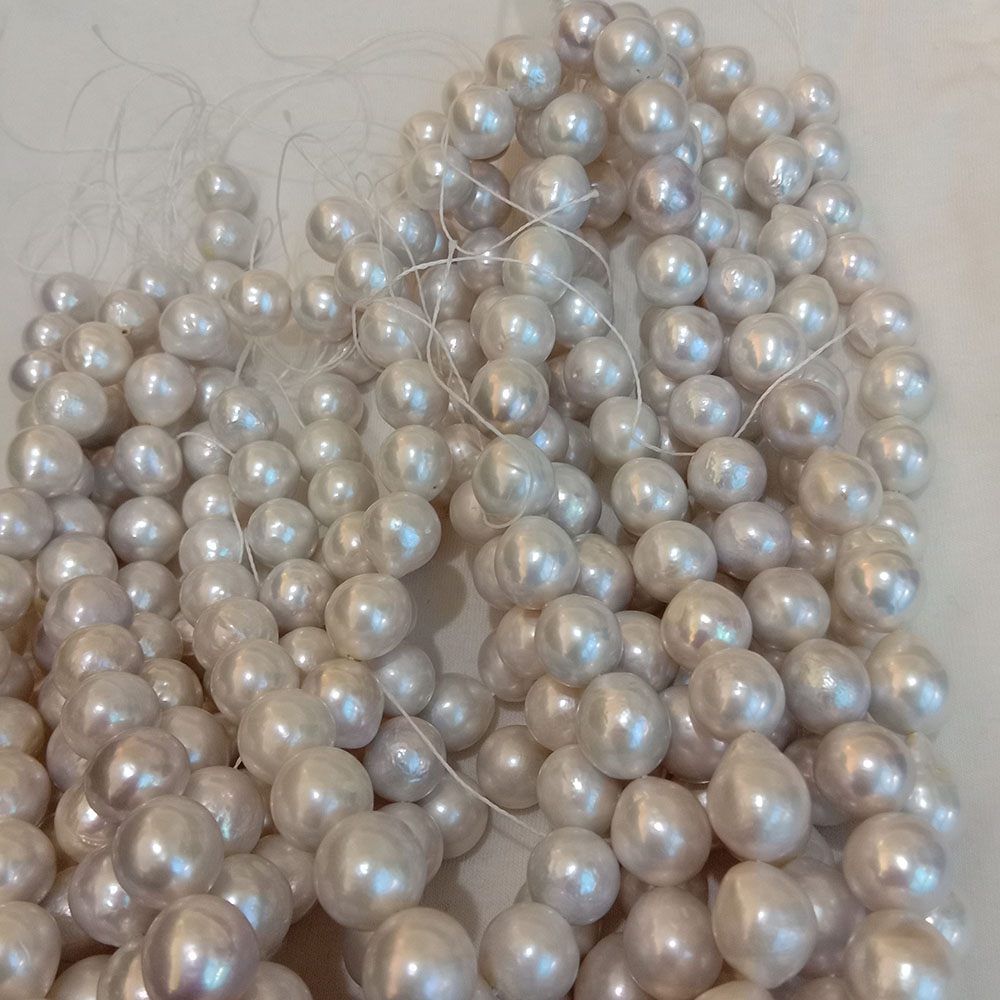 39 cm good nature baroque freshwater pearl in strand,nature white color,no any repaired, length 11-16 mm